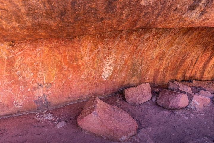 Pinturas aborígenes en las cuevas de Uluru